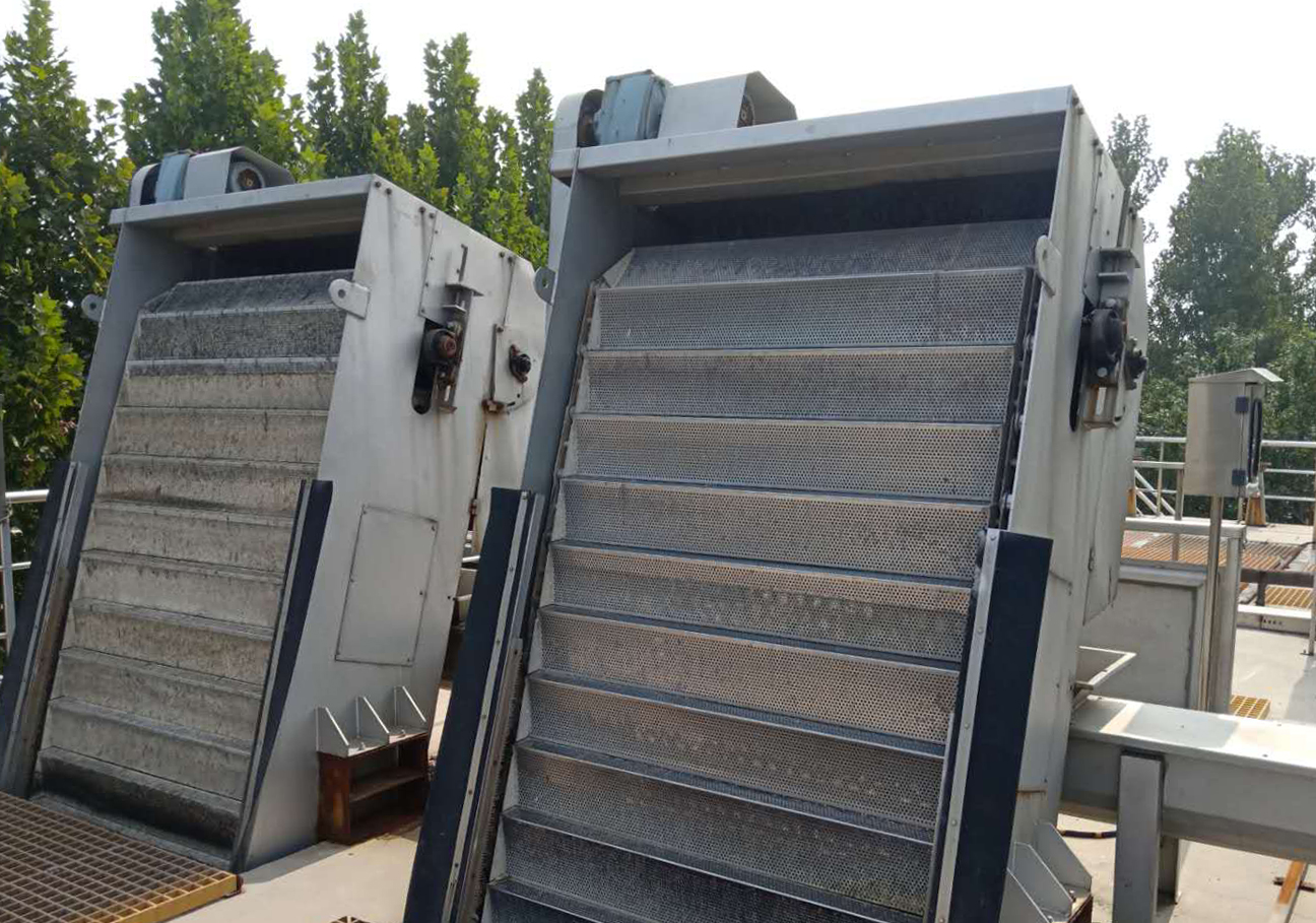 網闆堦梯式(shi)格柵除汚機